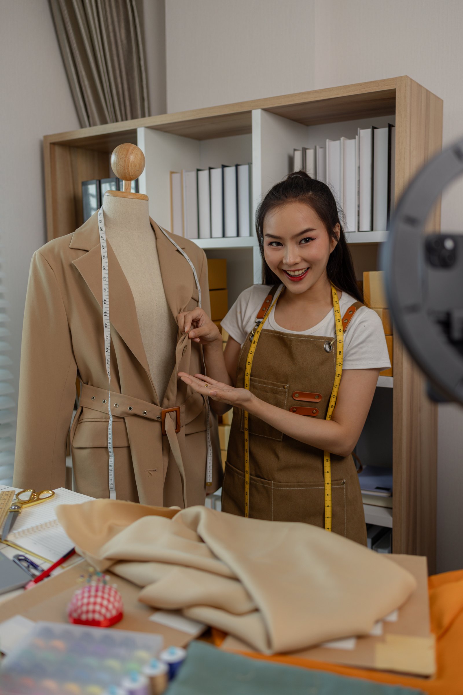 Diseñadora junto a un maniquí
