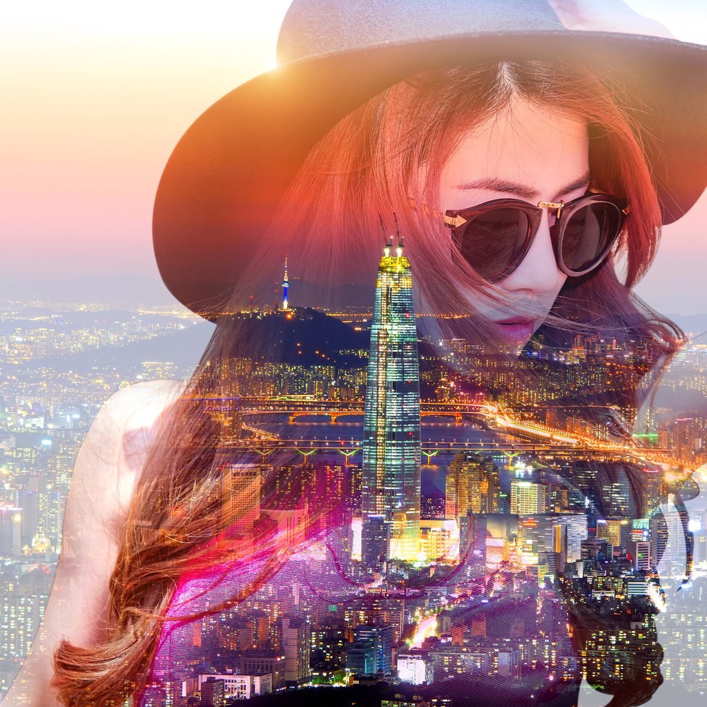 Mujer con sombrero y vista de ciudad